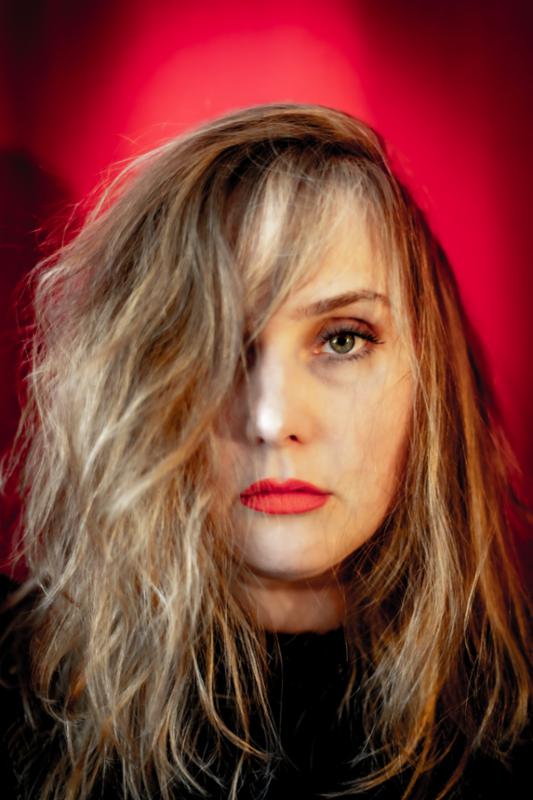 �milie on red height=