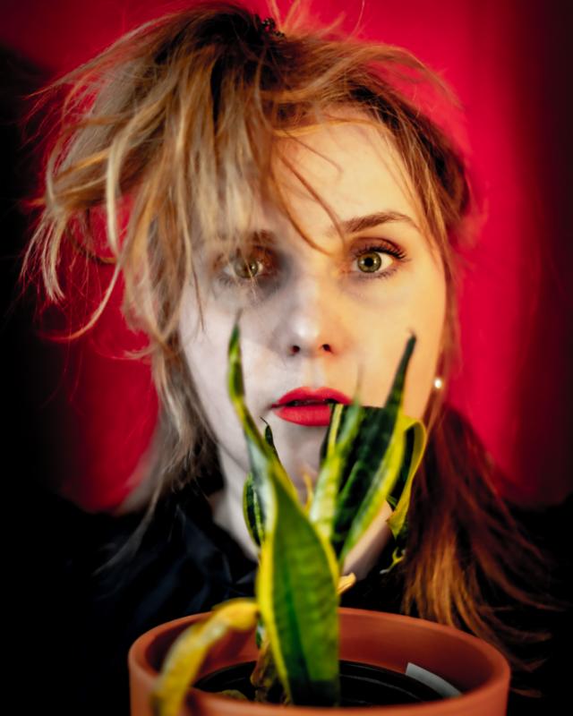 �milie on red height=